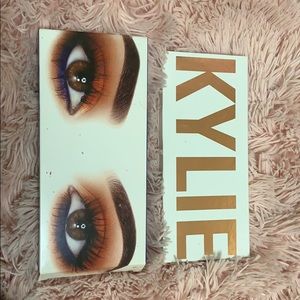 Kylie presses powder Eyeshadow